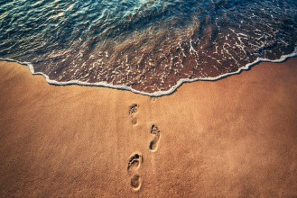 Footsteps on the beach paveikslėlis