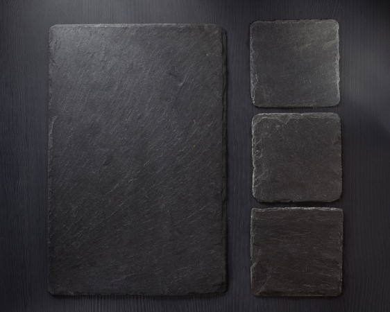 Afbeeldingen van Slate stone at wooden background