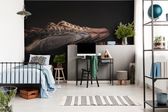 Afbeeldingen van Grandpas sport shoes on wood