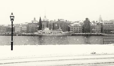 Afbeeldingen van Stockholm city on a snowy winter day Black and white image