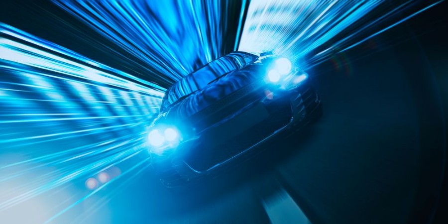 Afbeeldingen van Schnelles Auto bei Nacht in einer Stadt