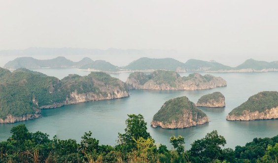 Afbeeldingen van Beautiful mountain landscape in Ha long Bay