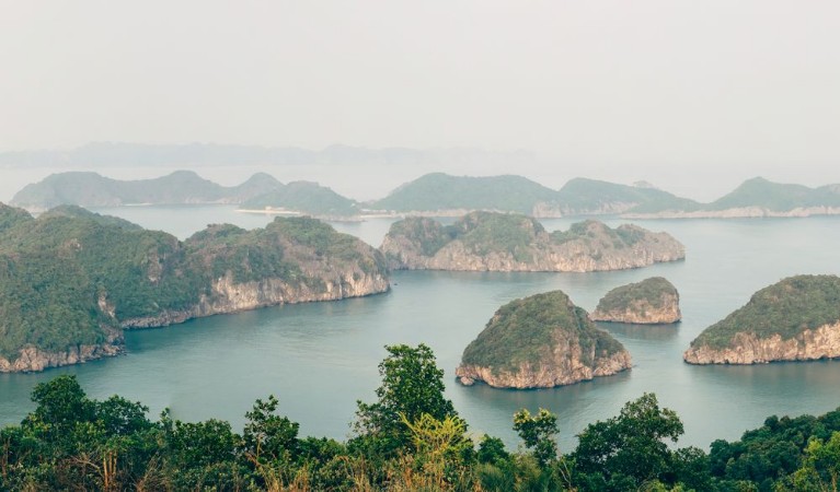 Afbeeldingen van Beautiful mountain landscape in Ha long Bay