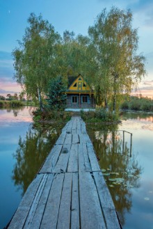 Image de Old embankment and house on the lake