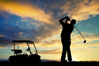 Bild von Man play golf at sunset