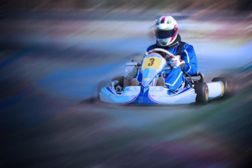 Bild von Karting - driver in helmet on kart circuit