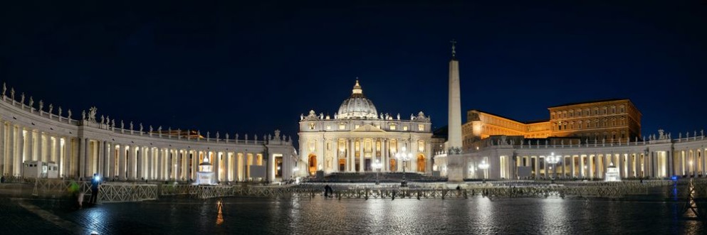 Afbeeldingen van St Peters Basilica at night panorama