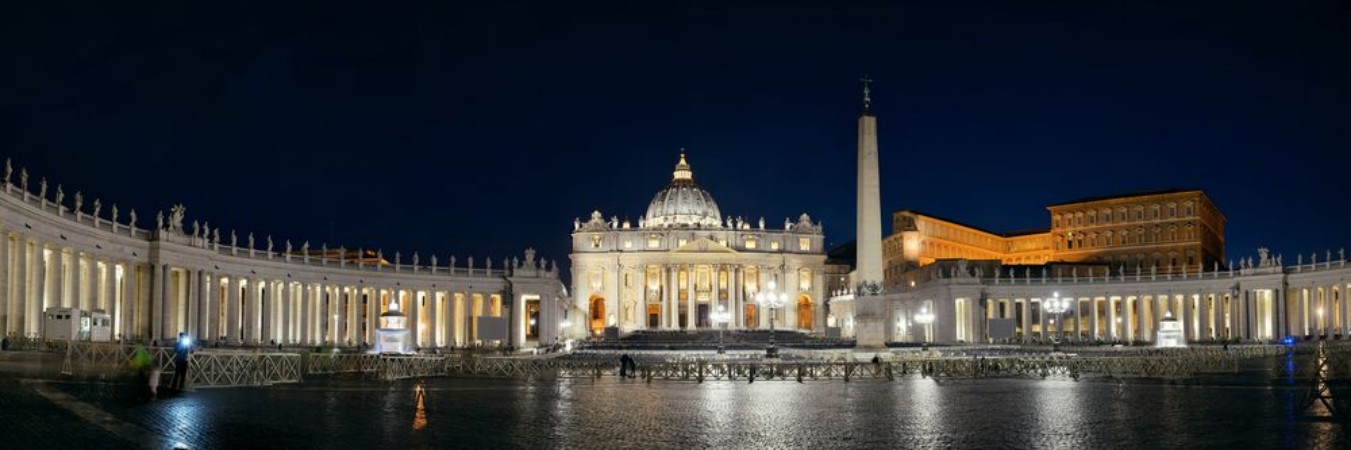 Image de St Peters Basilica at night panorama
