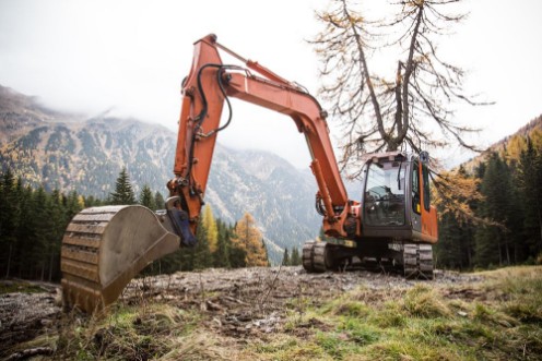 Afbeeldingen van Excavator working on a mountains