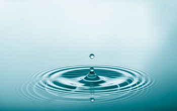 Bild på Water drop falling and drips on water mirror Water drop splash and make perfect circles on water surface