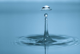 Bild på Water drop falling and drips on water mirror Water drop splash and make perfect circles on surface