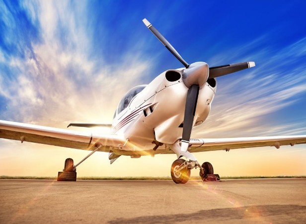 Image de Airplane against a sunset