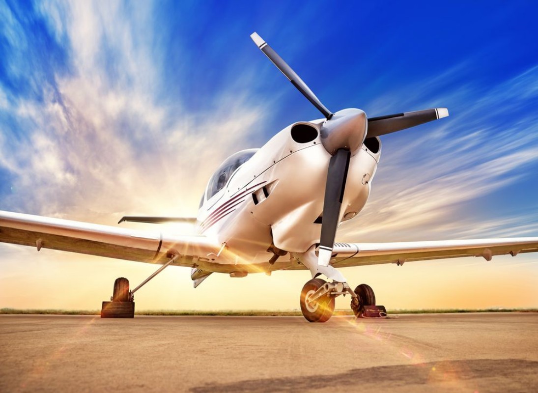 Image de Airplane against a sunset