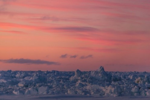 Bild på Purple sky over sea ice in Antarctica