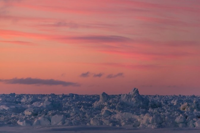 Obrázok z Purple sky over sea ice in Antarctica