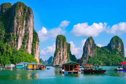 Image de Floating fishing village and rock island in Halong Bay Vietnam Southeast Asia UNESCO World Heritage Site Junk boat cruise to Ha Long Bay Landscape Popular landmark famous destination of Vietnam