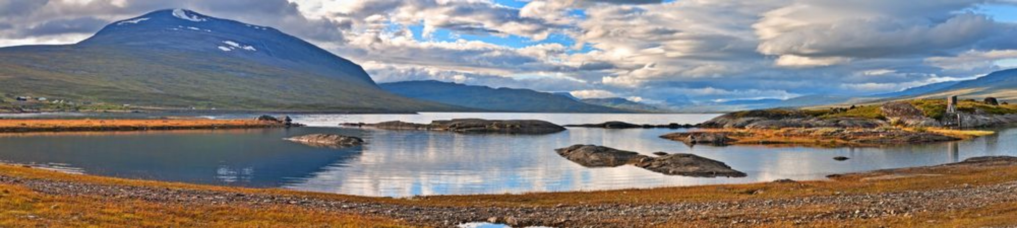 Image de Panorama alpine lake with islands in Sweden