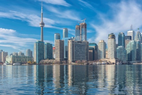 Afbeeldingen van Skyline of Toronto with CN Tower over Ontario Lake Canada