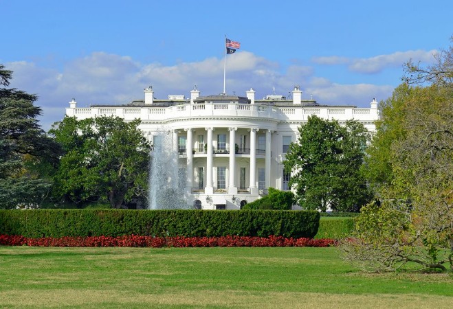 The White House in Washington DC is the home and residence of the President of the United States of America and popular tourist attraction photowallpaper Scandiwall