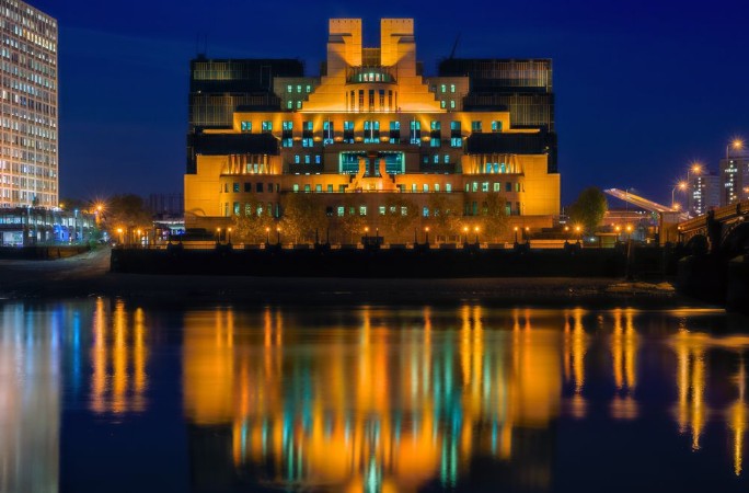 Afbeeldingen van MI6 Headquarters