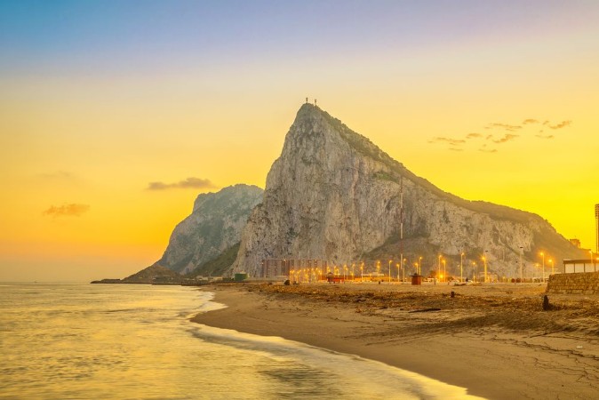 Obrázek View on Gibraltar rock at sunset from beach in La Linea de la Concepcion Andalusia Spain