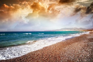 Afbeeldingen van Beautiful colorful sunset on the sea shore