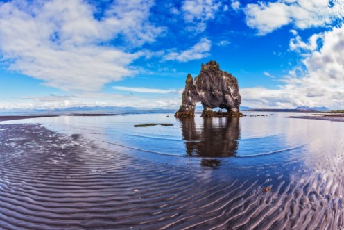 Bild på The cliff in Bay of Hoonah during low tide at sunset