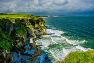 Afbeeldingen van Kste mit Klippen bei Portrush in Nordirland 