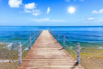 Afbeeldingen van Wooden bridge juts out into  of the sea