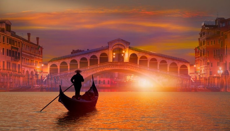 Image de Gondola near Rialto Bridge in Venice Italy