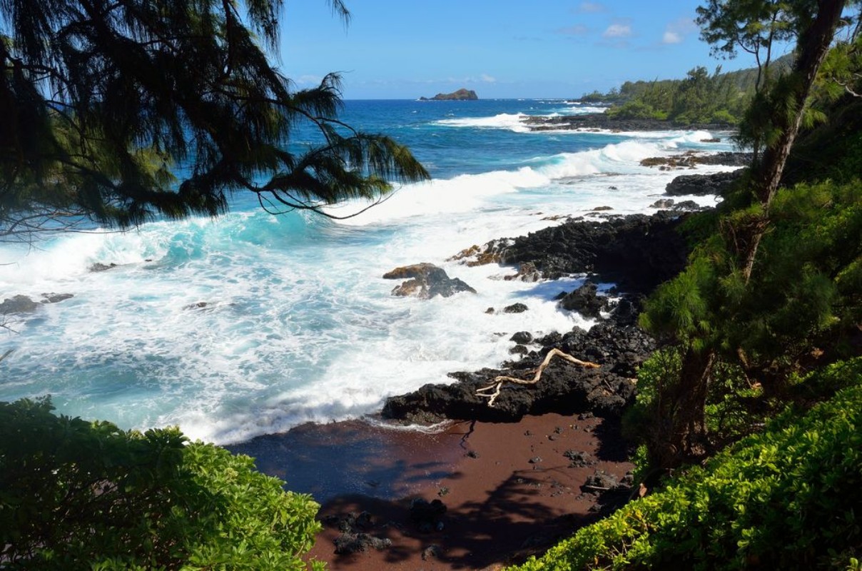 Image de Kaihalulu red sand beach Maui Hawaii
