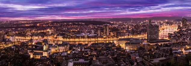 Afbeeldingen van Cityscape from Mountain de Bueren in Liege Belgium at dusk The river Maas leads through the scenery