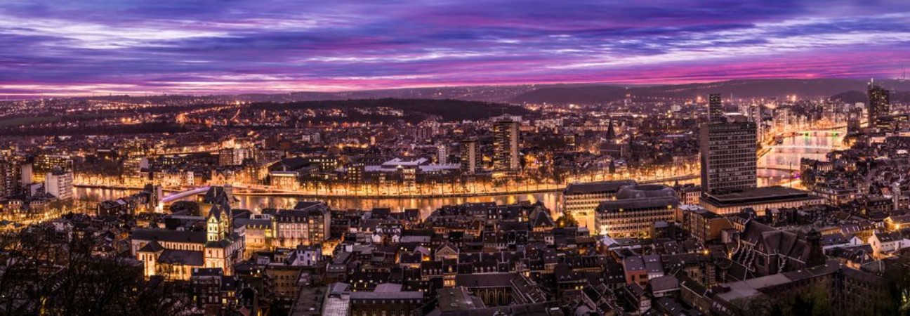 Afbeeldingen van Cityscape from Mountain de Bueren in Liege Belgium at dusk The river Maas leads through the scenery