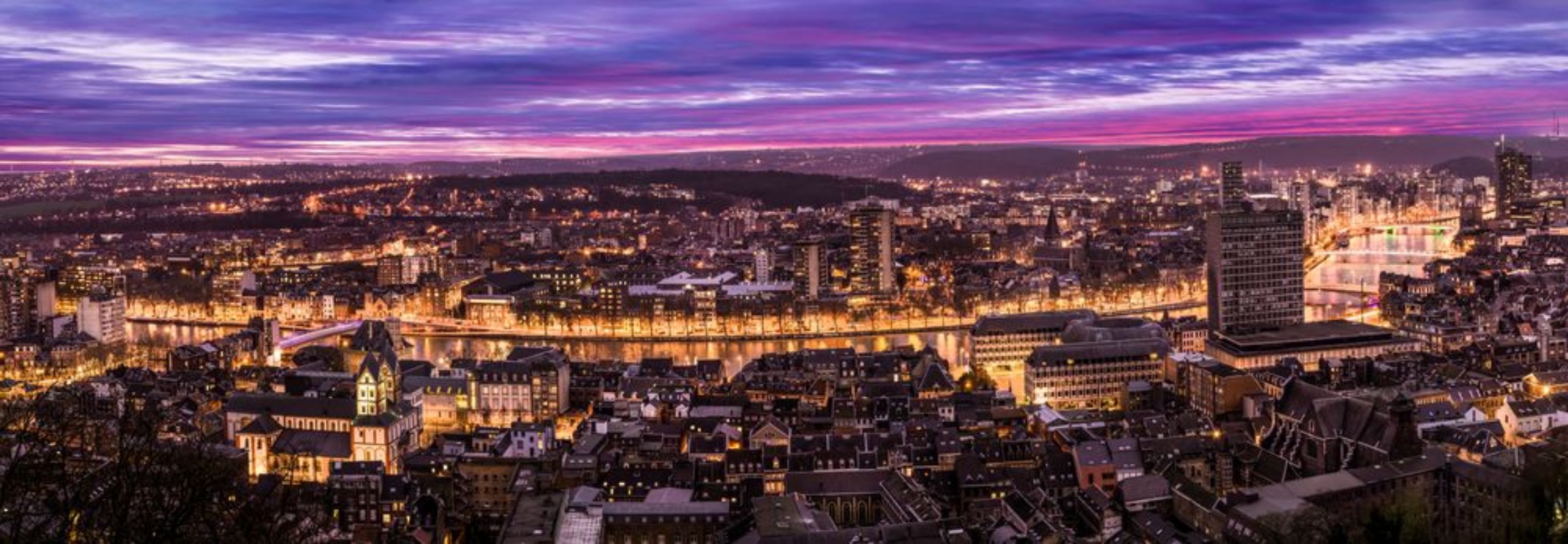 Afbeeldingen van Cityscape from Mountain de Bueren in Liege Belgium at dusk The river Maas leads through the scenery