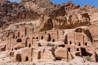 Image de Group of caves and tombs in Petra Jordan