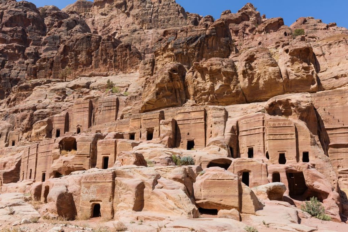 Image de Group of caves and tombs in Petra Jordan