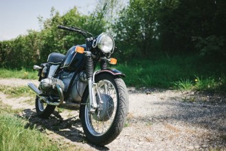 Ritratt ta’ Altes Motorrad Oldtimer in den Schweizer Alpen