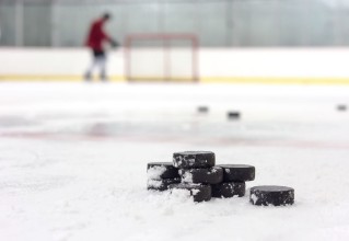 Obrázek Hockey player with pucks