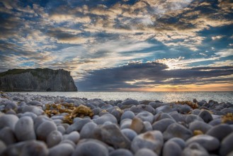 Bild på Sunset on the cliffs of Etretat - Normandy - France
