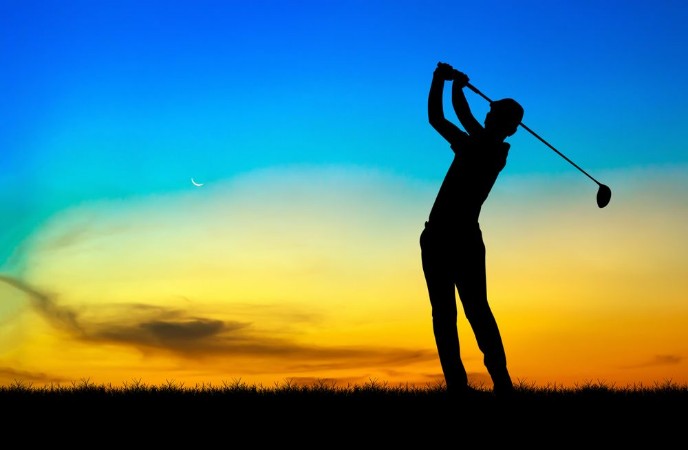 Attēls Silhouette golfer playing golf during beautiful sunset