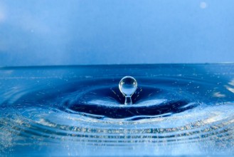Bild på Water drop spalsh and make perfect circles on the water