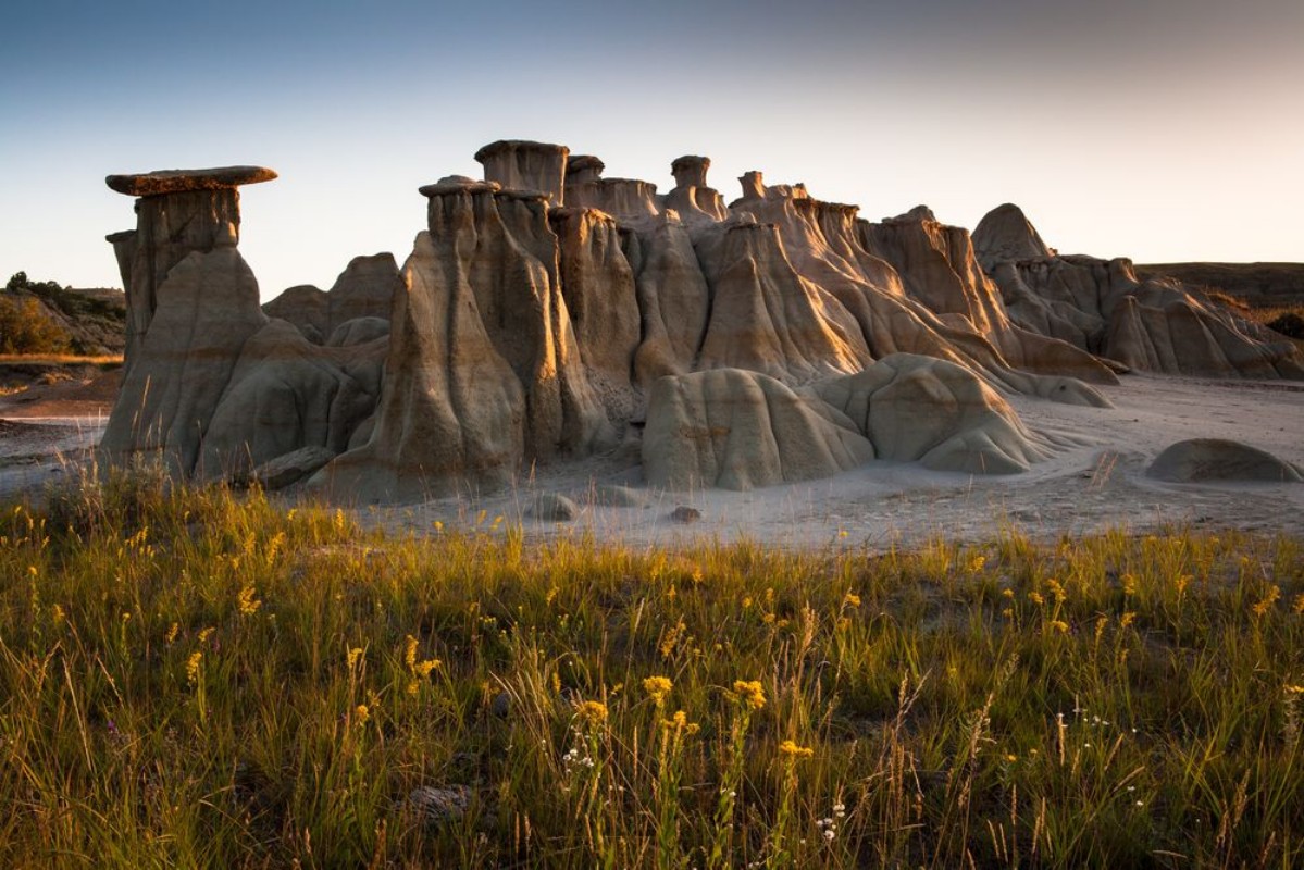 Afbeeldingen van First light at sunrise at Theodore Roosevelt National Park ND