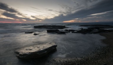 Bild på Sunset  on a rocky coastline