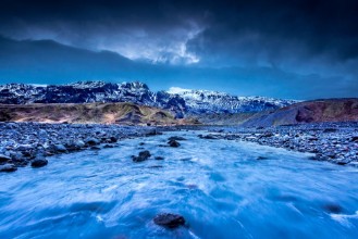 Image de River flowing through maintain range