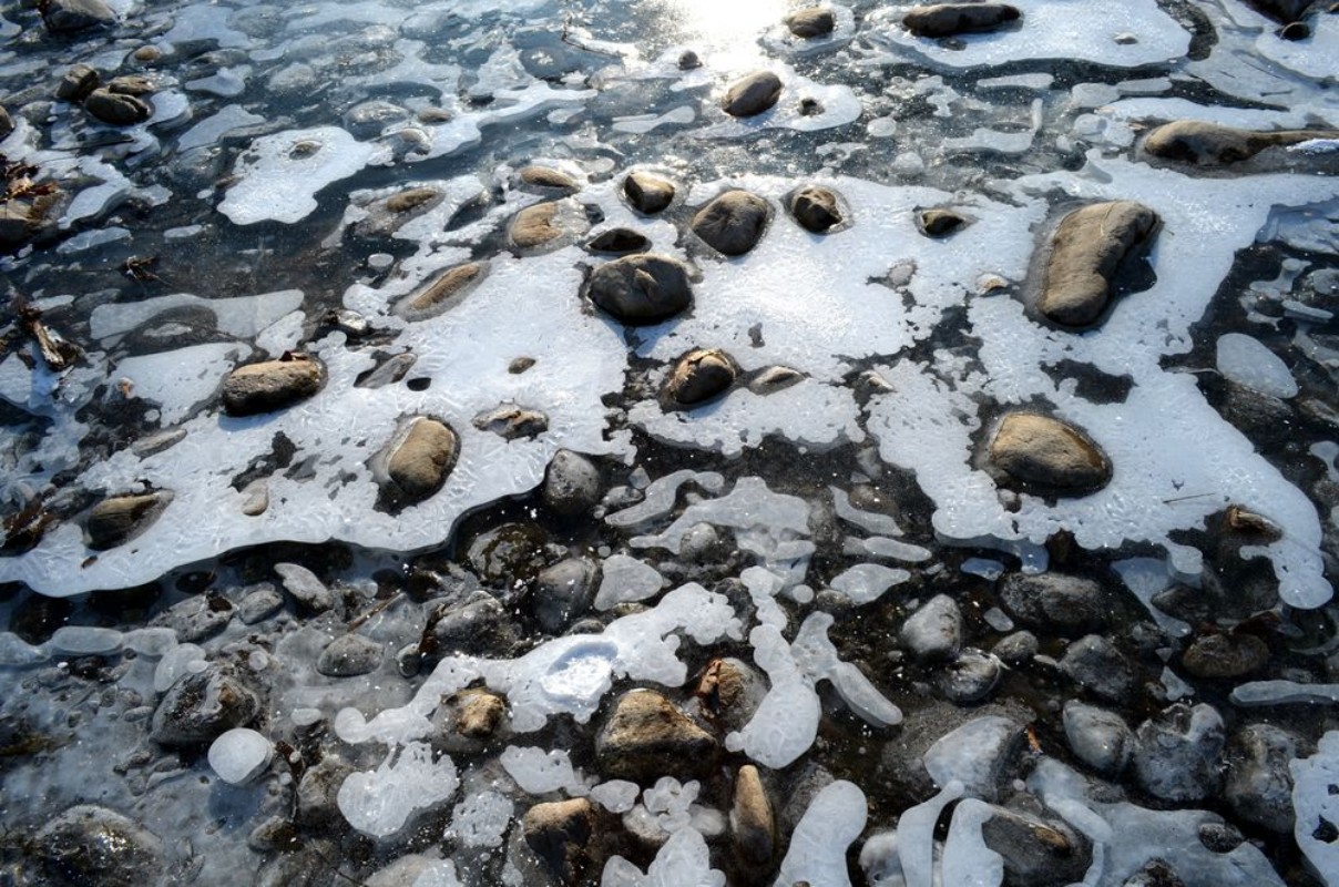 Picture of Muster aus Steinen und vereistem Wasser