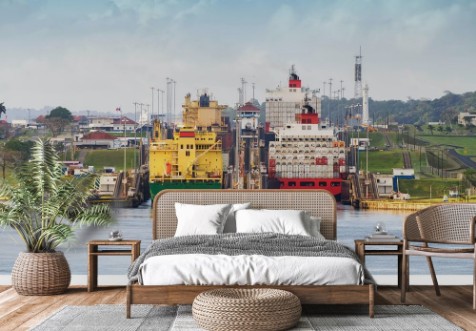 Afbeeldingen van Panama canal  a cargo ship entering the miraflores locks in the