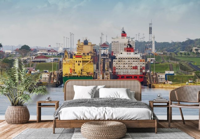 Afbeeldingen van Panama canal  a cargo ship entering the miraflores locks in the