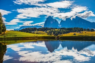 Pilt The lake reflects the jagged rocks