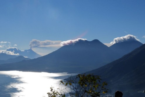 Afbeeldingen van Smoking Volcano at Dawn