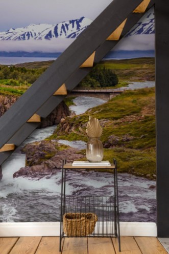 Afbeeldingen van The creek flows among the flat tundra